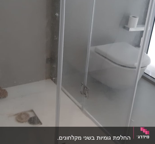 דלת זכוכית למקלחת עם ידית מתכת